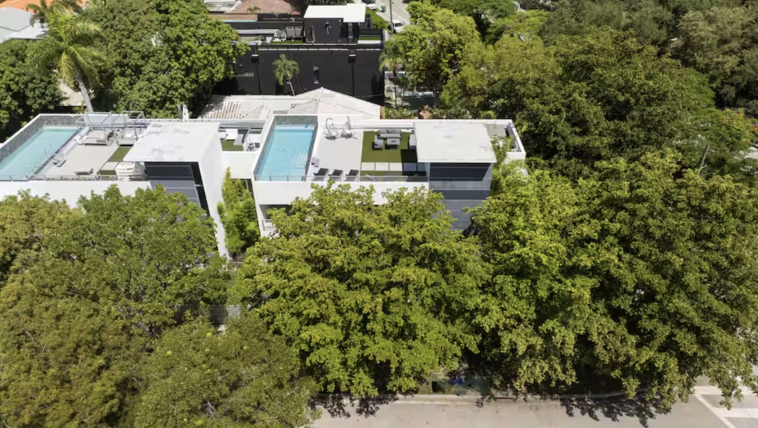 Ikon, a villa with a rooftop pool and lounge deck in The Roads, Brickell