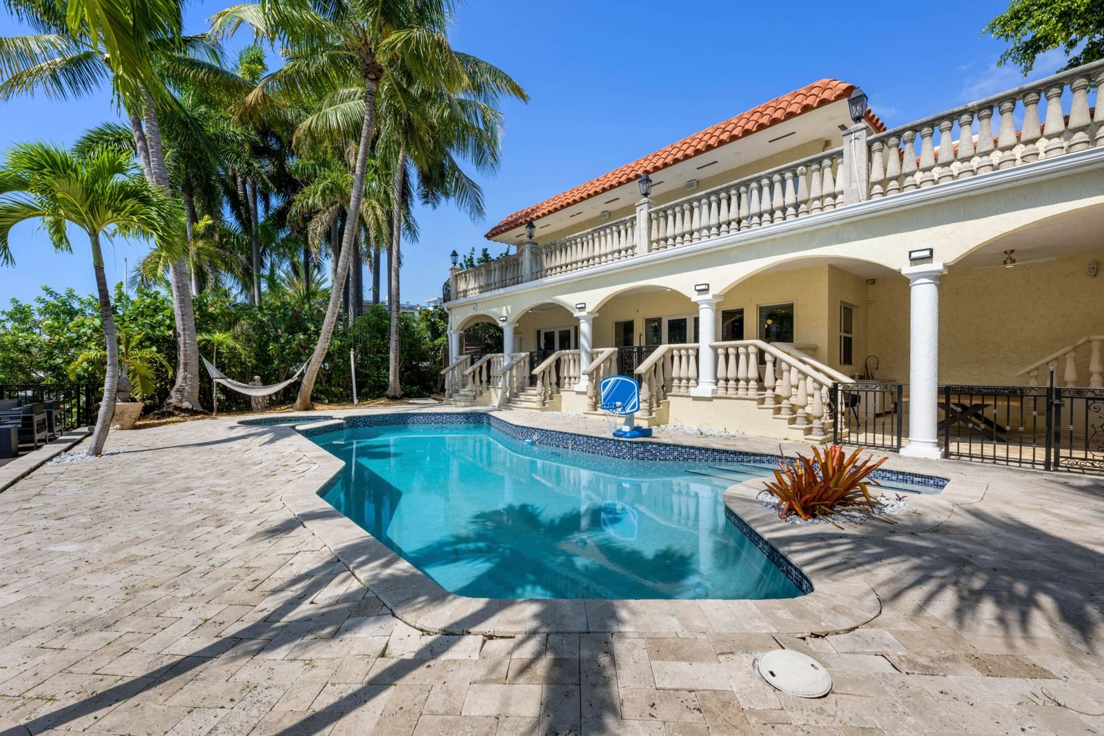 Santorini, a waterfront villa with a bay-front pool in Miami Beach
